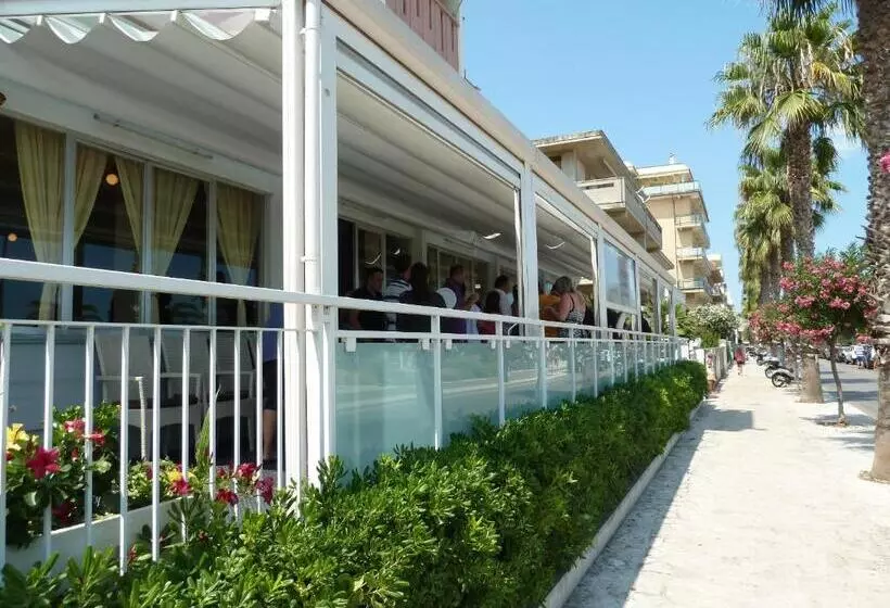 Отель Albergo Girasole Frontemare