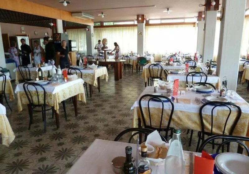 Отель Albergo Girasole Frontemare