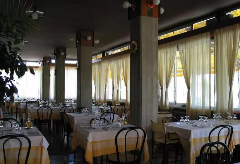 Отель Albergo Girasole Frontemare