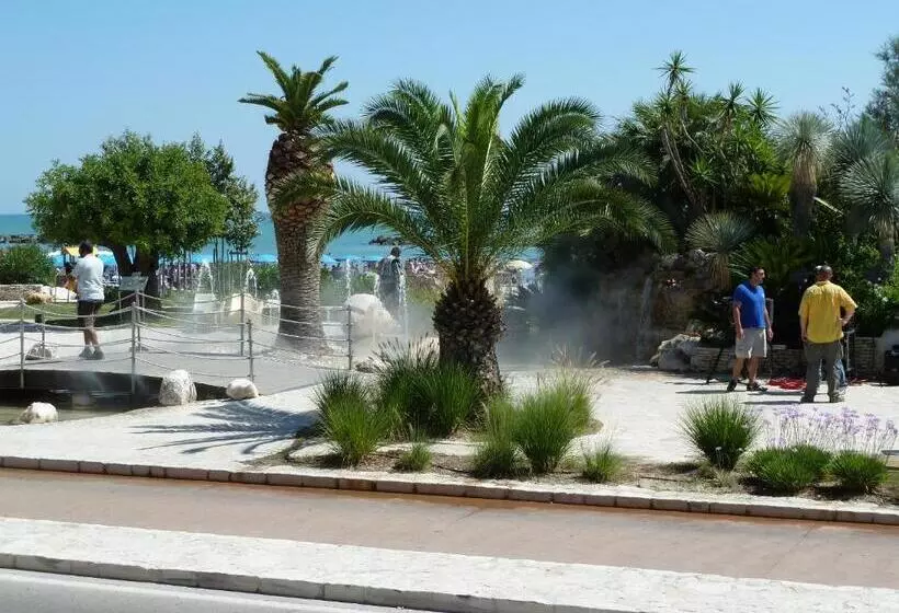 Отель Albergo Girasole Frontemare