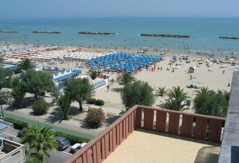 Отель Albergo Girasole Frontemare