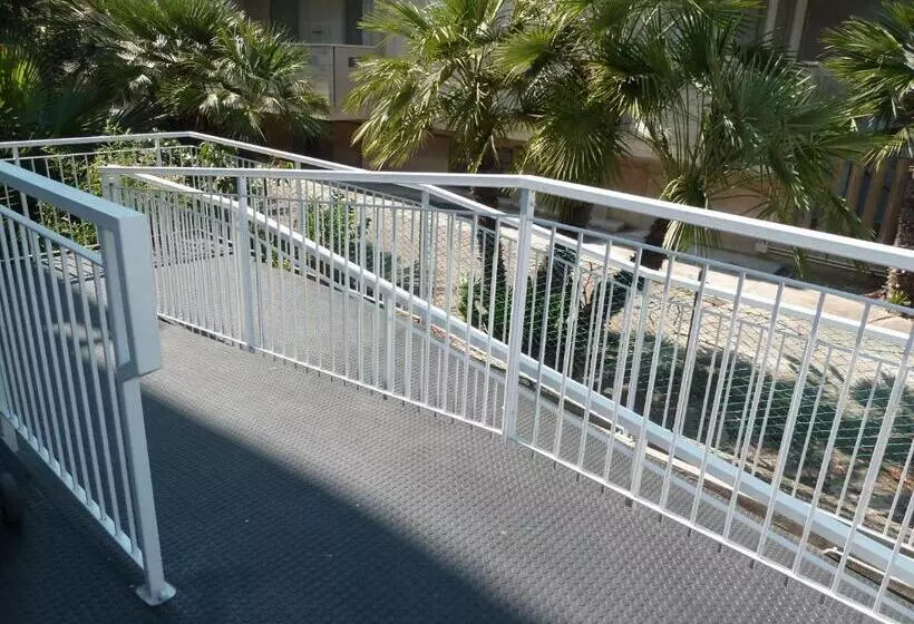 Отель Albergo Girasole Frontemare