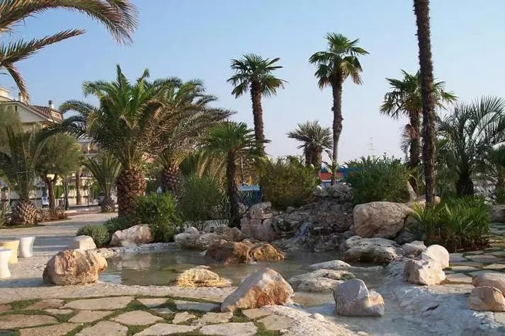 Отель Albergo Girasole Frontemare