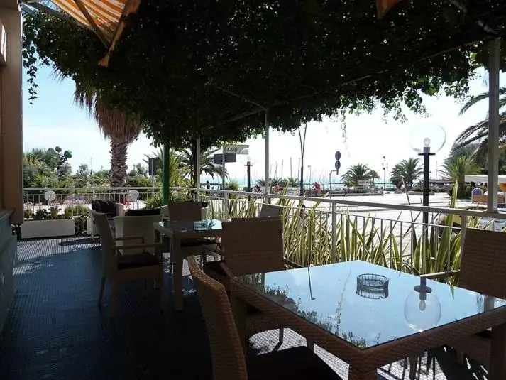 Отель Albergo Girasole Frontemare