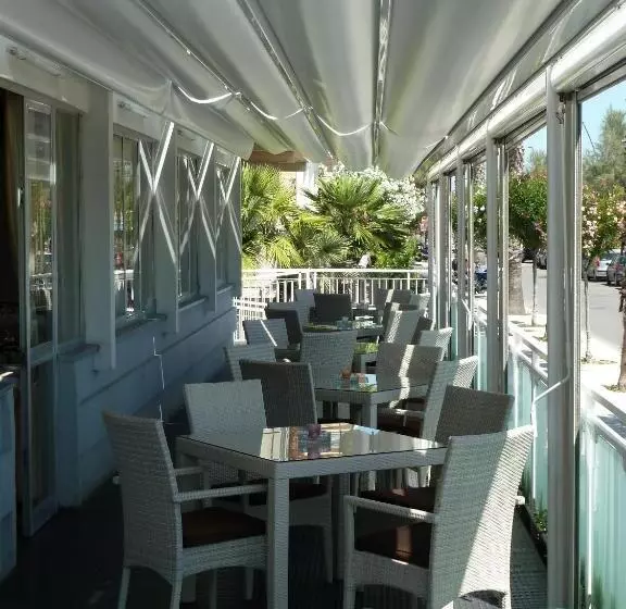 Отель Albergo Girasole Frontemare