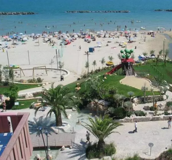 Отель Albergo Girasole Frontemare