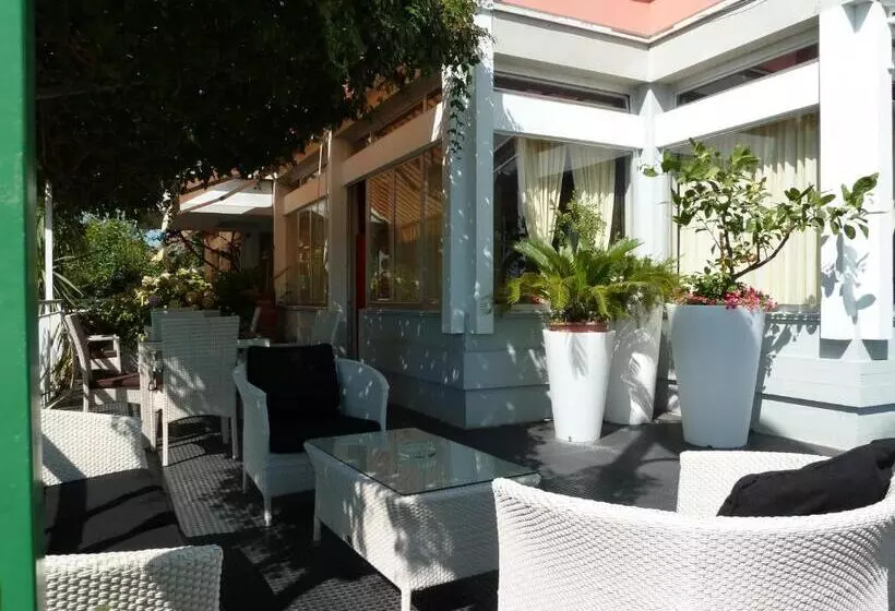 Отель Albergo Girasole Frontemare