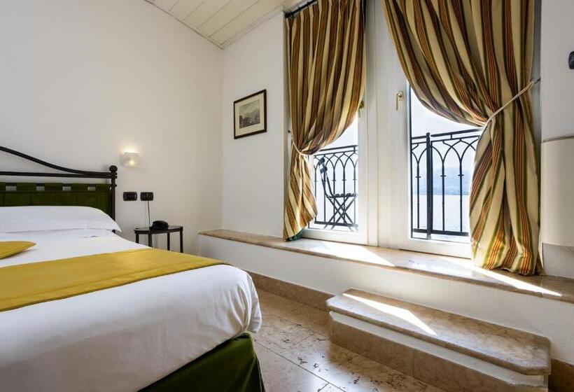 בית מלון כפרי Du Lac Varenna