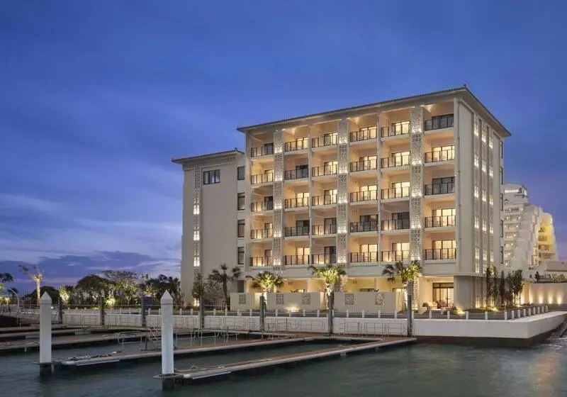 فندق Sheraton Okinawa Sunmarina Resort