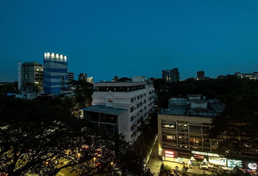 Hotel Treebo Regency Bund Garden, Dhole Patil Road