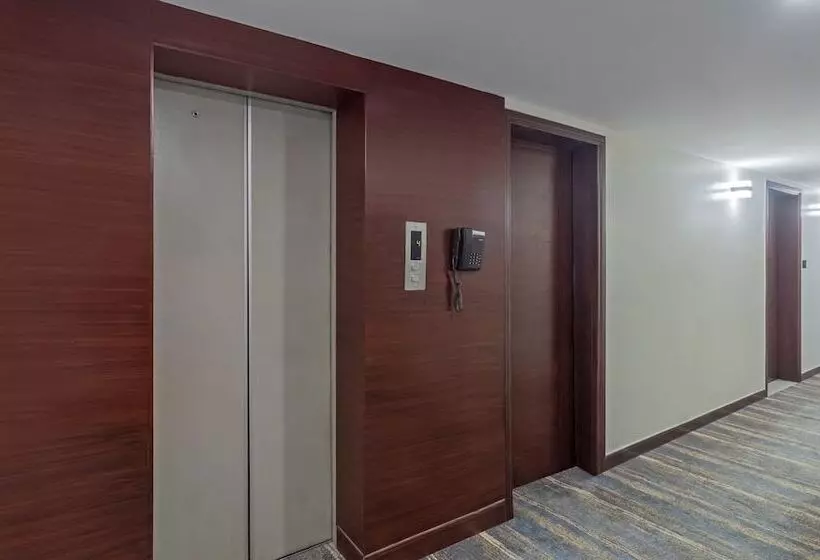 Hotel Treebo Regency Bund Garden, Dhole Patil Road