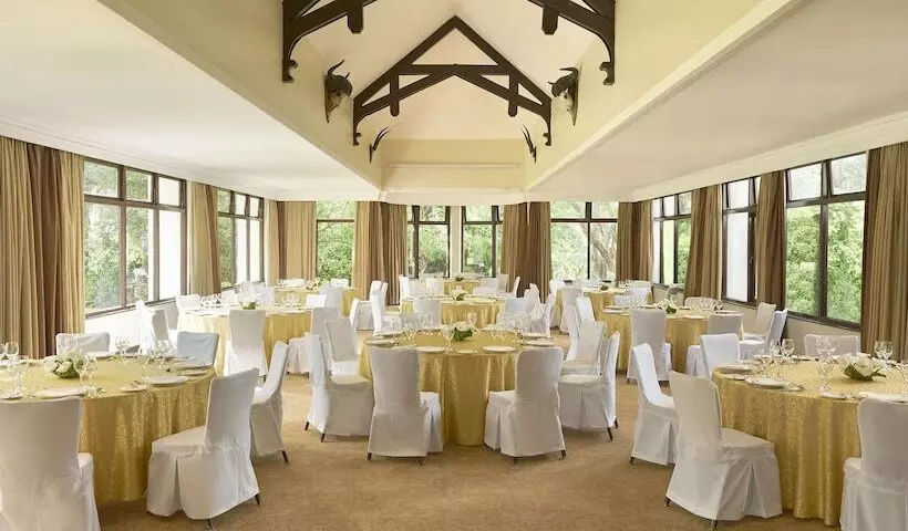 호텔 Fairmont Mount Kenya Safari Club