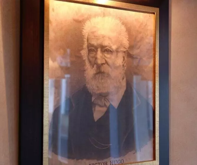 هتل Hôtel   Restaurant  Victor Hugo