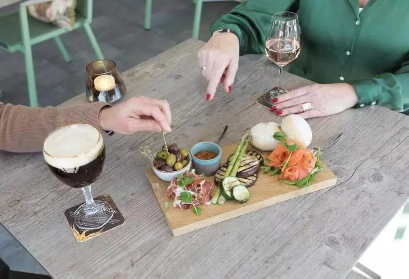 Beach Hotel I Kloeg Collection