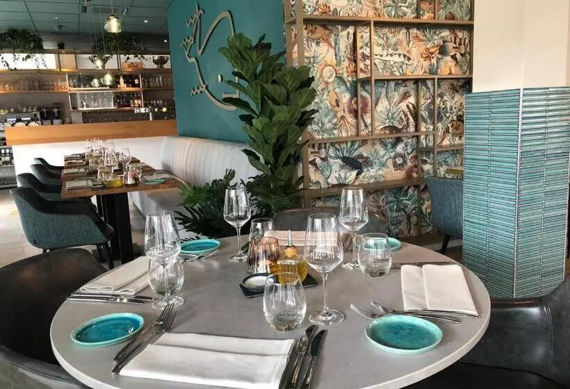 Beach Hotel I Kloeg Collection