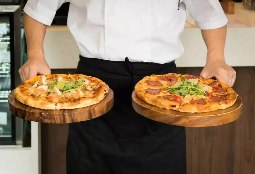 Отель Alpers Lodge & Conference Centre