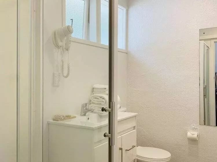 Отель Alpers Lodge & Conference Centre