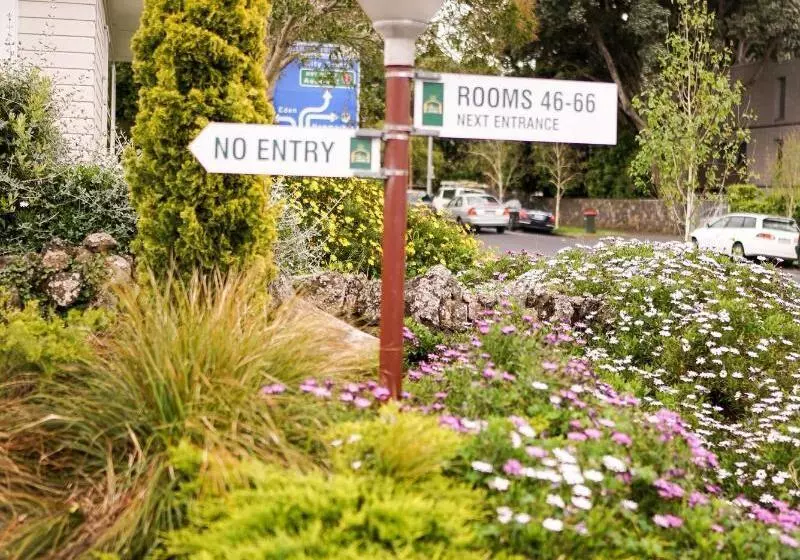 Отель Alpers Lodge & Conference Centre