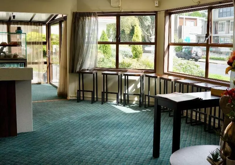 Отель Alpers Lodge & Conference Centre