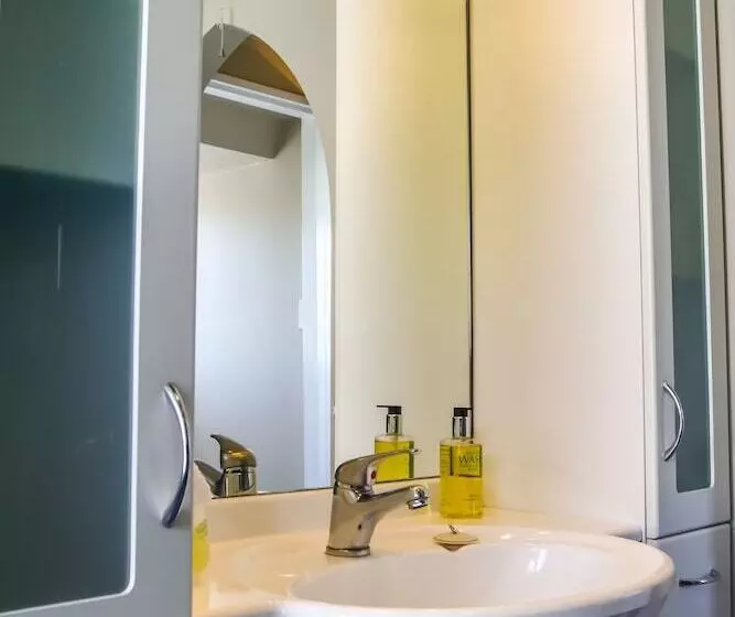 호텔 Camelot Motor Lodge