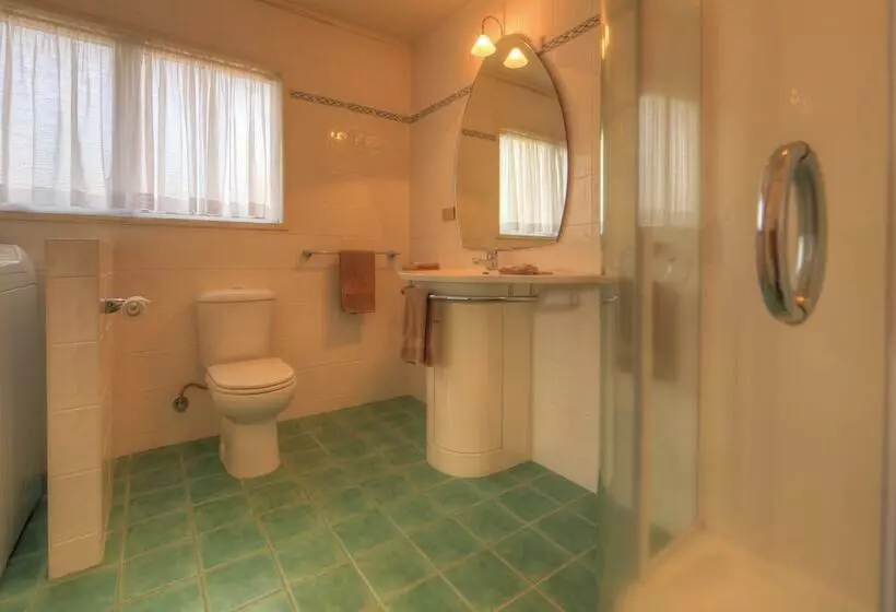 Islander Lodge Apartments