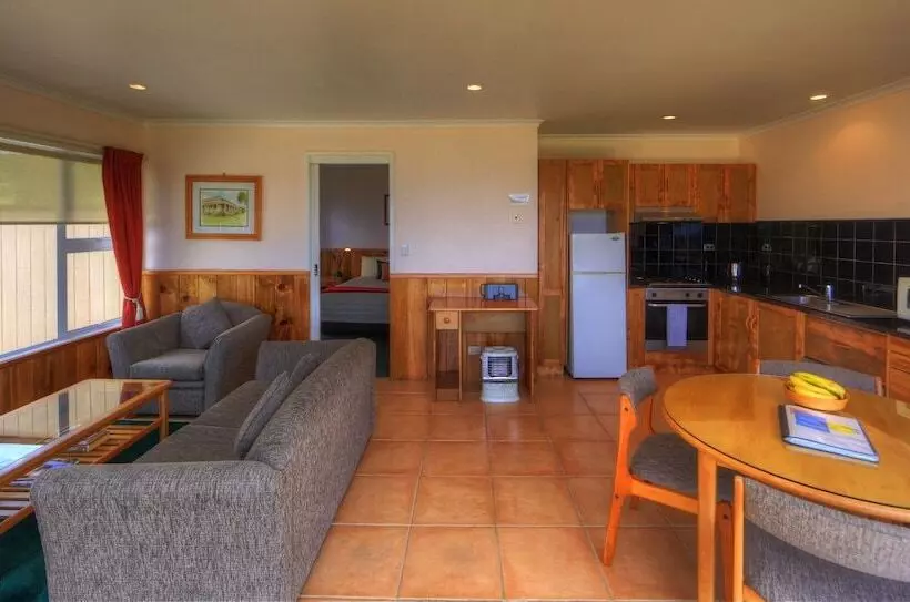 Islander Lodge Apartments