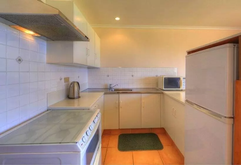 Islander Lodge Apartments