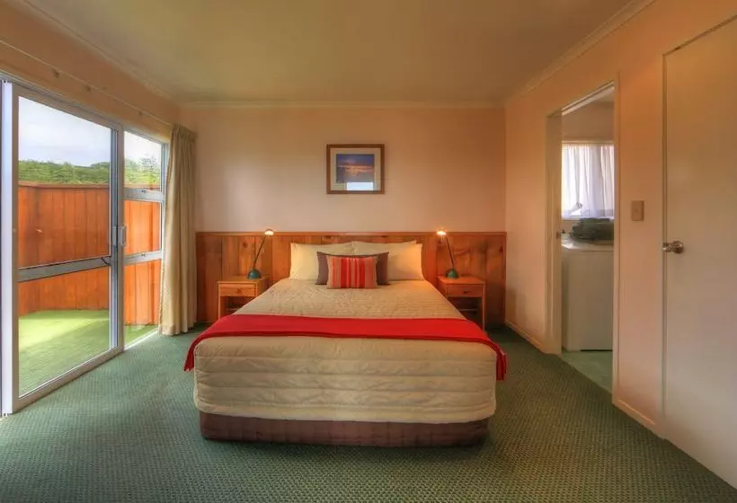 Islander Lodge Apartments