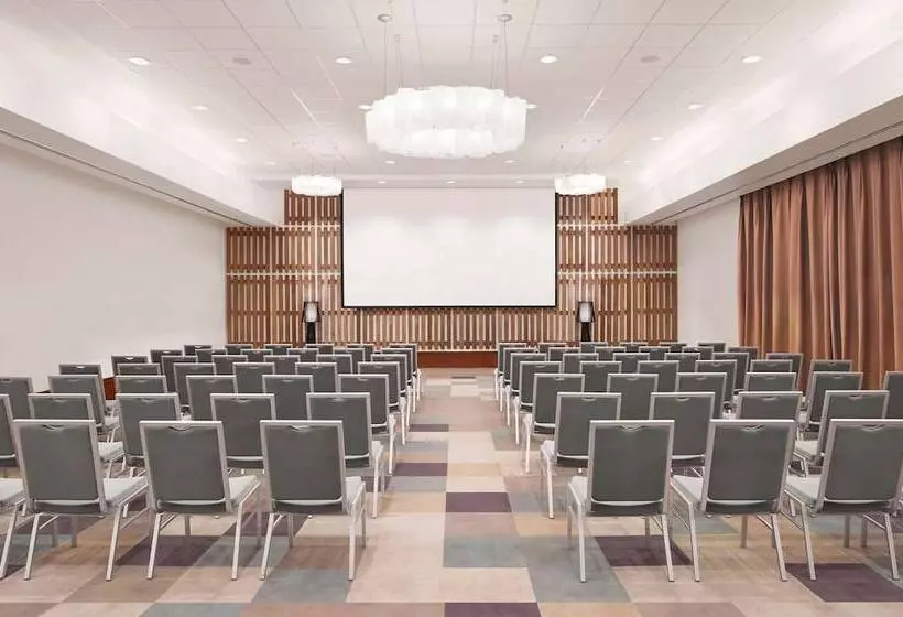 فندق Avani Barbarons Seychelles Resort