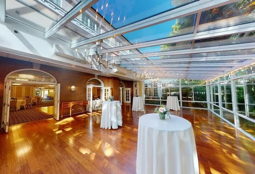 فندق Avon Old Farms