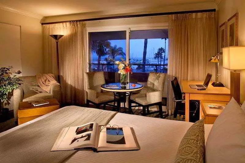 בית מלון כפרי Beachside Inn