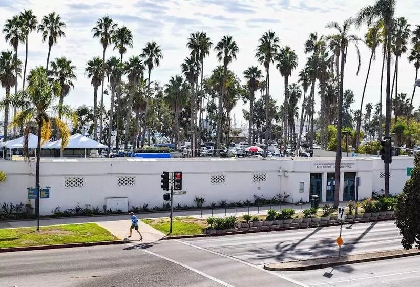 בית מלון כפרי Beachside Inn