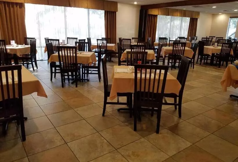 ホテル Best Western Crossroads Inn