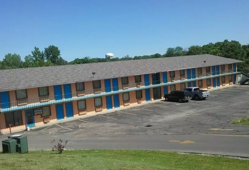 فندق Carefree Inn