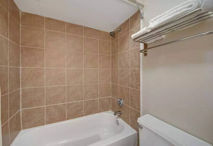 فندق Days Inn By Wyndham College Station University Drive