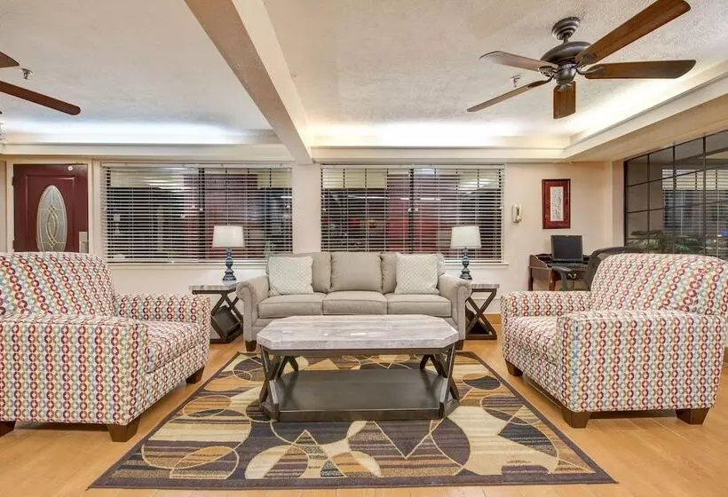 فندق Days Inn By Wyndham College Station University Drive