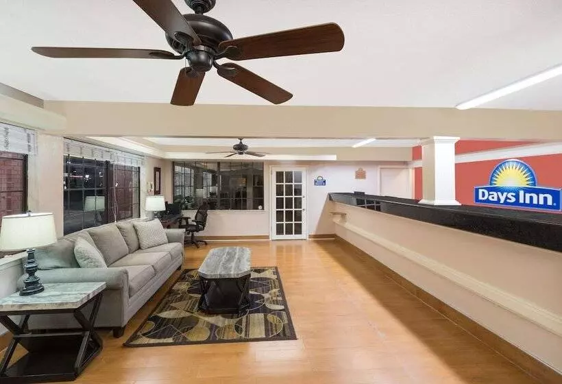 فندق Days Inn By Wyndham College Station University Drive