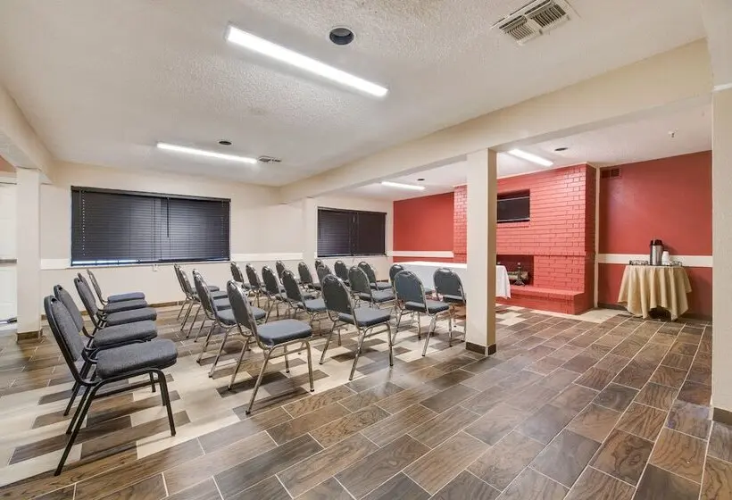 هتل Days Inn By Wyndham College Station University Drive
