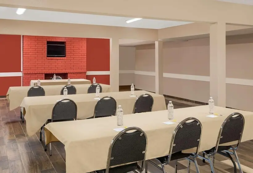 هتل Days Inn By Wyndham College Station University Drive