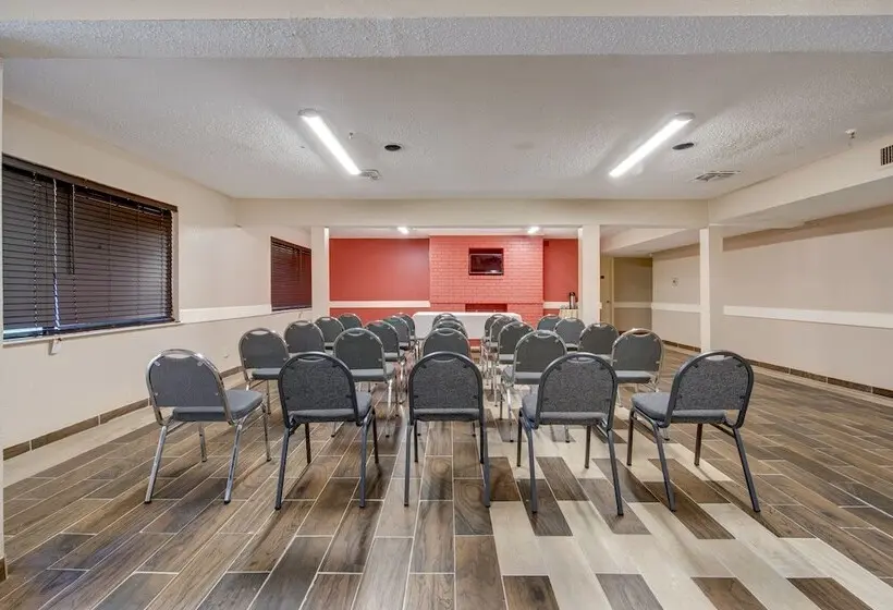 هتل Days Inn By Wyndham College Station University Drive