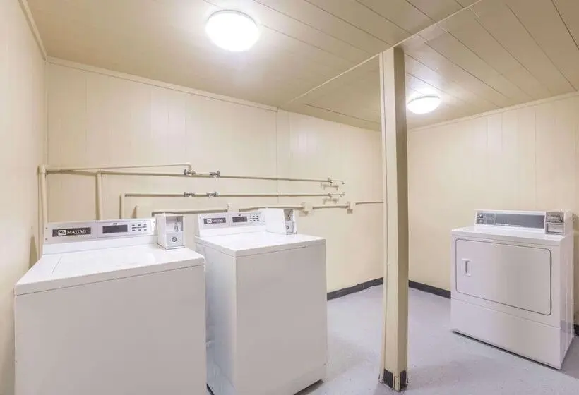 هتل Days Inn By Wyndham College Station University Drive