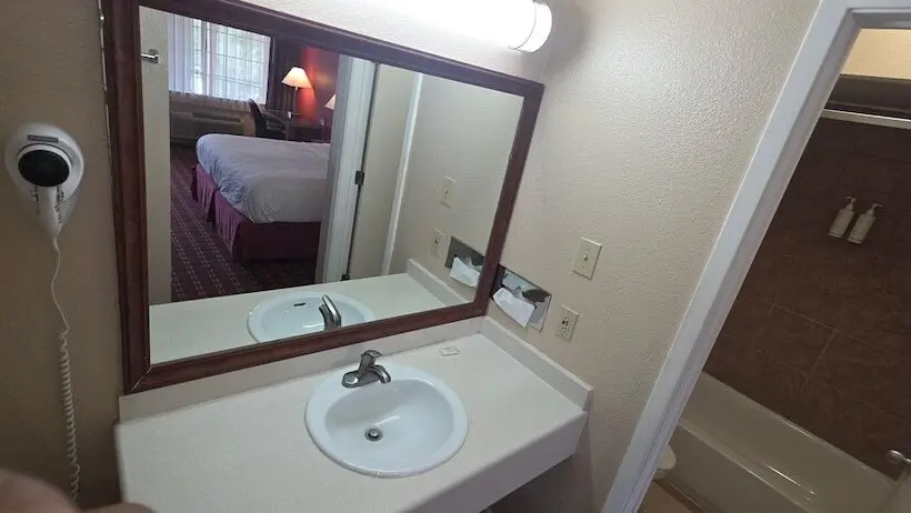 هتل Days Inn By Wyndham College Station University Drive