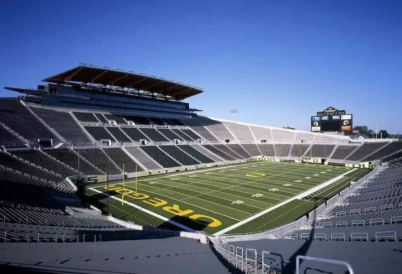 Отель Oakridge Inn & Suites