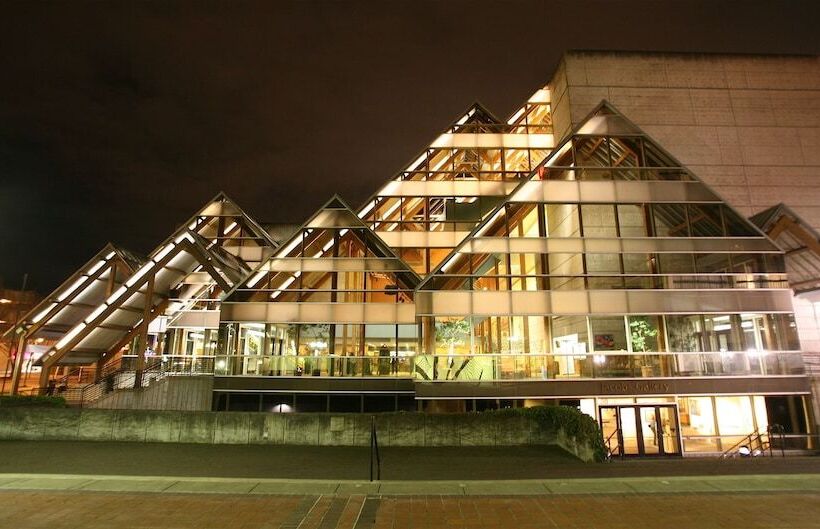 בית מלון כפרי Oakridge Inn & Suites