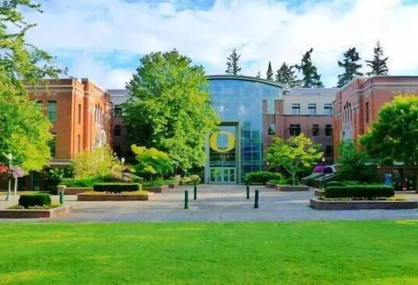 Отель Oakridge Inn & Suites