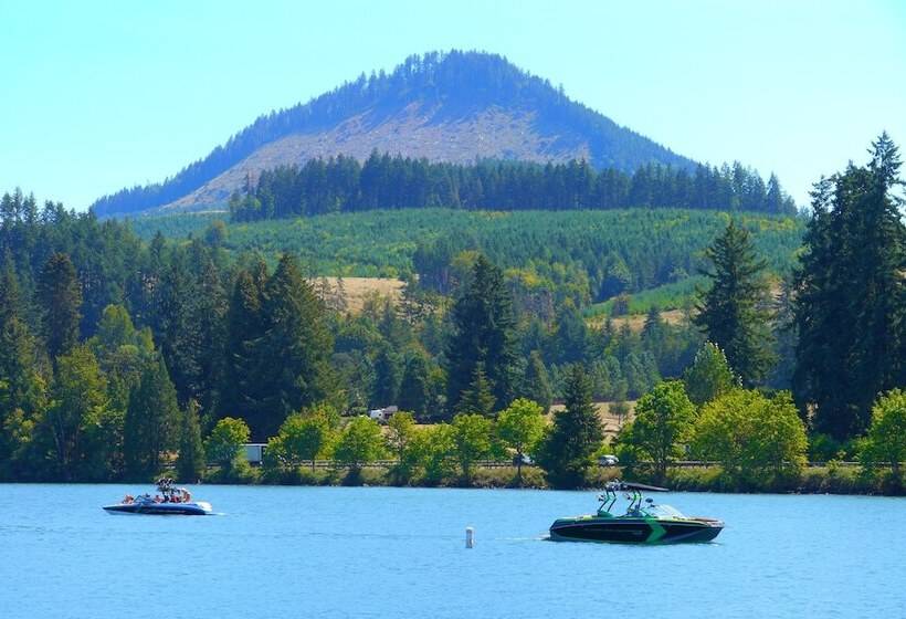 בית מלון כפרי Oakridge Inn & Suites