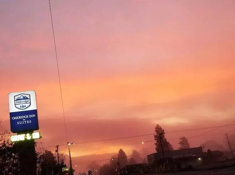 Отель Oakridge Inn & Suites