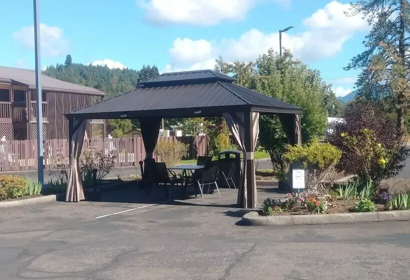 Отель Oakridge Inn & Suites