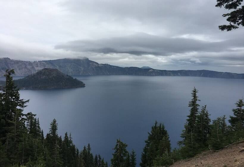 בית מלון כפרי Oakridge Inn & Suites