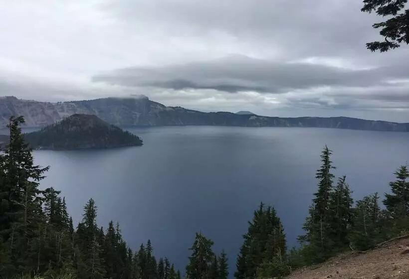 Отель Oakridge Inn & Suites